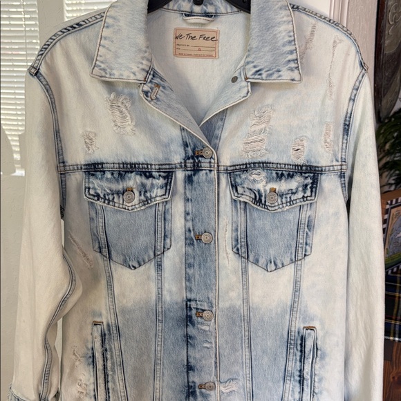 Free People We the Free Destroyed Long & Lean Denim Trucker Jacket Size XS EUC - Picture 6 of 10